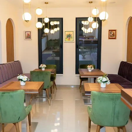 فندق مبيت وإفطار Merak & Caffe Bar